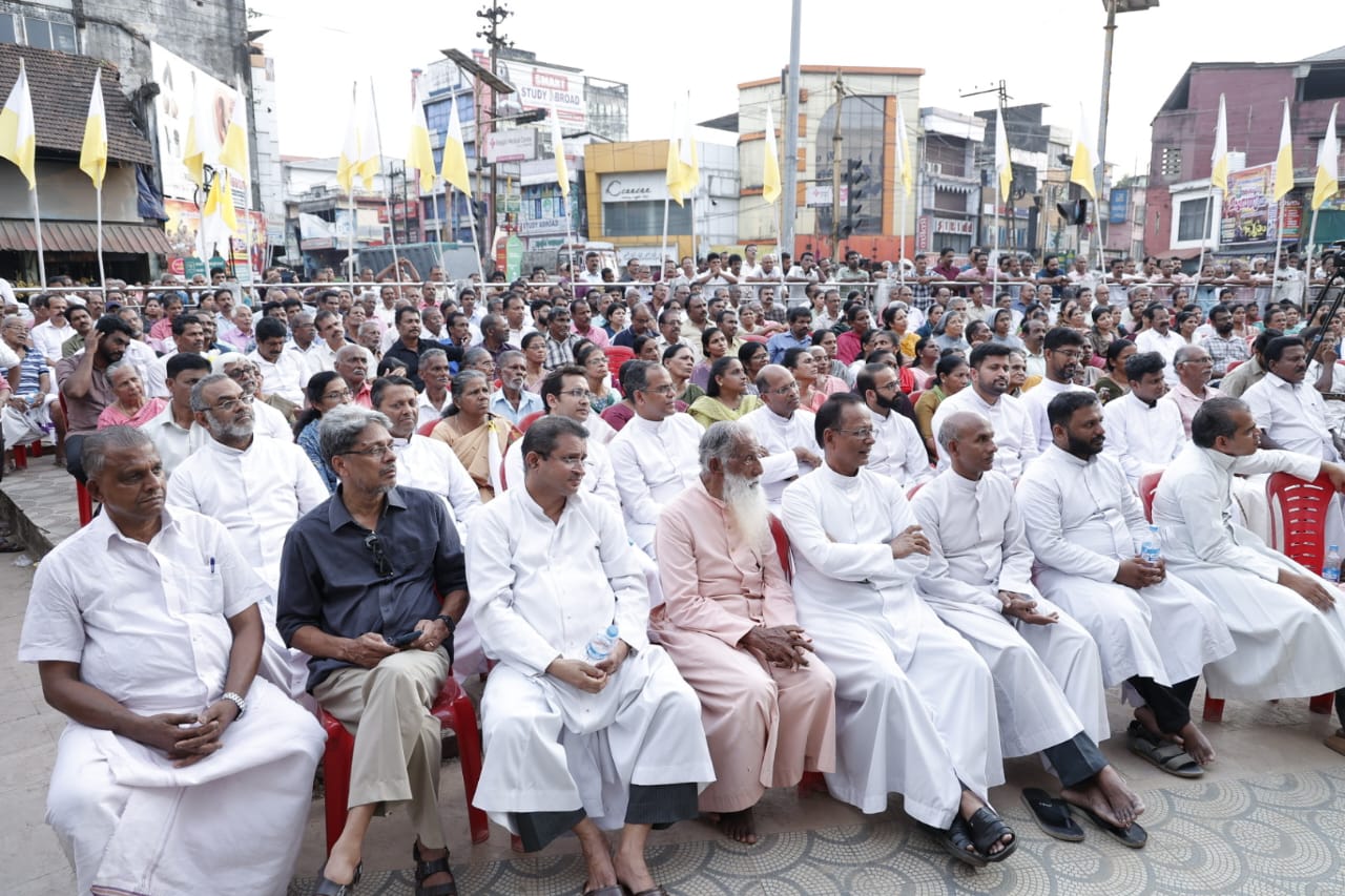 കാലടയിൽ മതപോലീസിനെതിരെയും ക്രിമിനൽ കൂരിയക്കെതിരെയും വൻ പ്രതിഷേധം